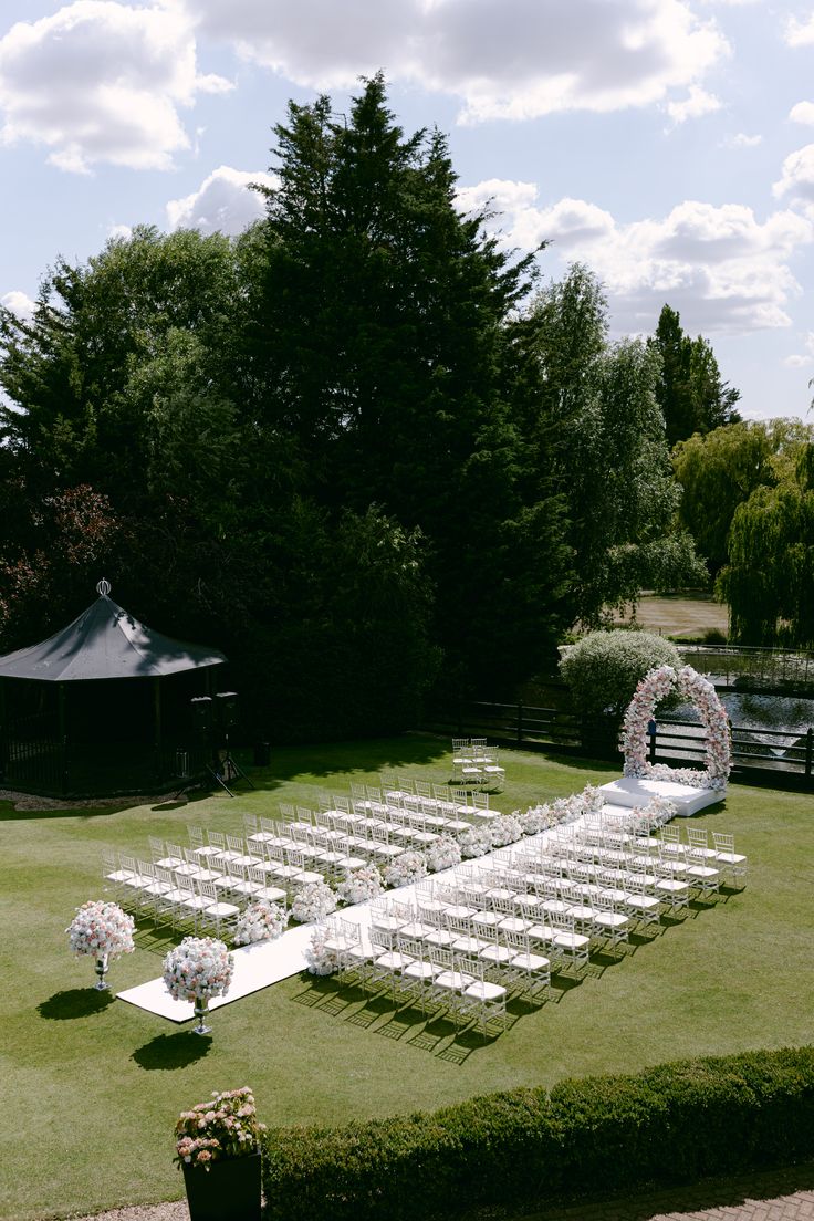 Mesa de ceremonia decorada con flores blancas