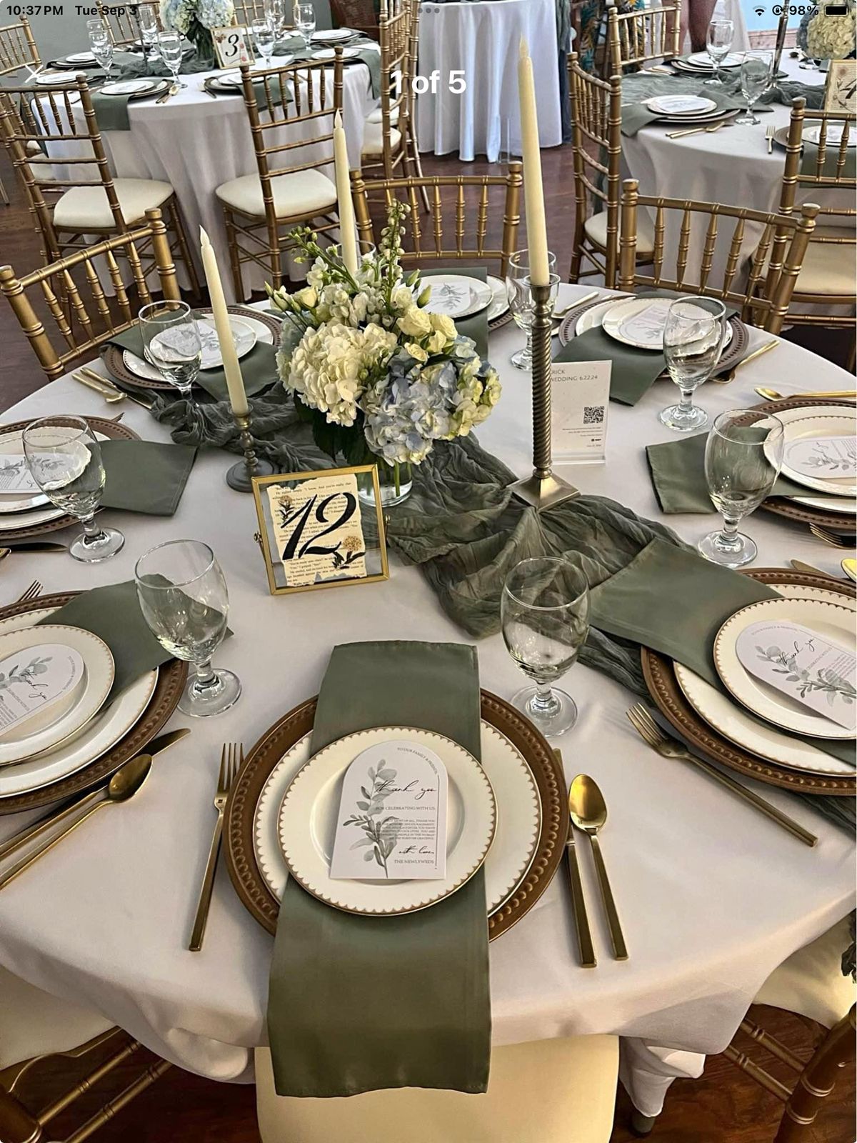 Montaje de mesa premium con cristalería